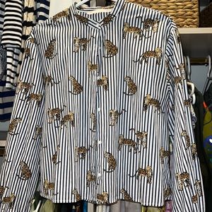 “Leopard print” striped collarless blouse
